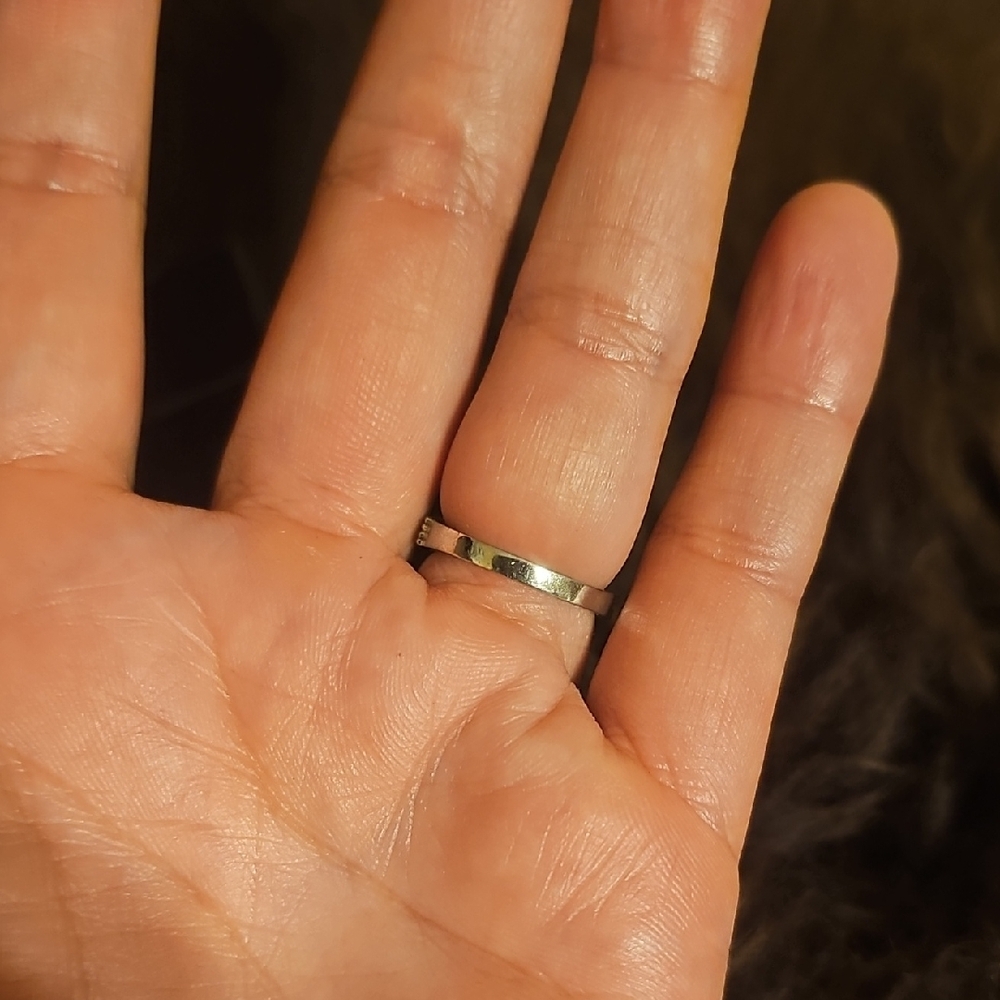 Elegant Silver Diamond Ring - Picture 4 of 5